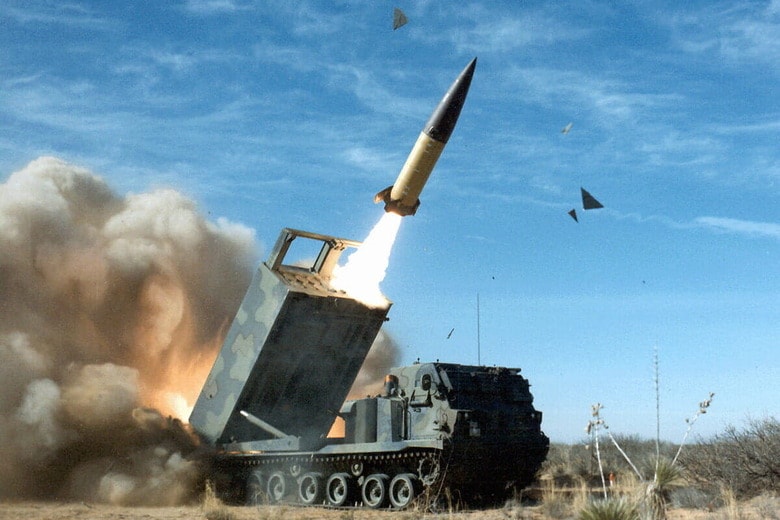 M270多連装ロケットシステム（MLRS）からATACMSが発射される瞬間（2006年5月）　Public Domain