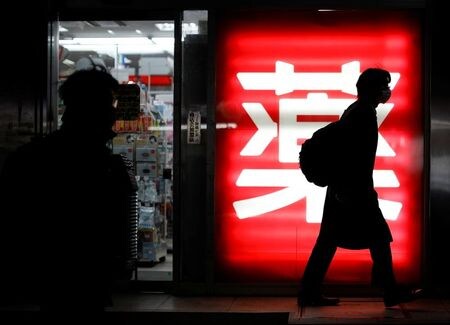 　国内の複数メディアは、新型コロナウイルスのワクチンについて、政府が医療従事者や高齢者、基礎疾患がある人など優先接種の対象以外の人は５月からの開始を想定していることが１９日わかったと報じた。写真は都内で１９日撮影（２０１年　ロイター/Issei Kato）