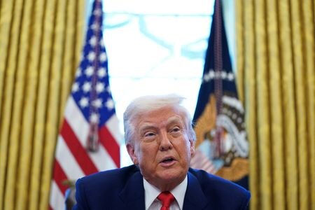 トランプ米大統領（写真）は１３日、イランにはイスラエルとのさらなる軍事衝突を防ぐ時間はまだあるとし、イランに対し核開発計画を巡る合意を結ぶよう促した。４月撮影（２０２５年　ロイター/Nathan Howard/ File Photo）
