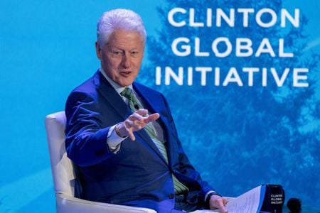 ビル・クリントン元米大統領は３０日、新型コロナウイルス検査で陽性反応が出たと、ツイッターへの投稿で明らかにした。９月撮影（２０２２年　ロイター/David \'Dee\' Delgado）