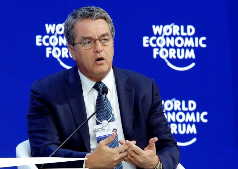 ３月２日、世界貿易機関（ＷＴＯ）のアゼベド事務局長（写真）は、トランプ米大統領が表明した鉄鋼とアルミニウムの輸入制限方針に懸念を示した。スイスのダボスで１月撮影（２０１８年　ロイター/Denis Balibouse）