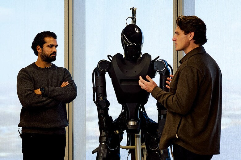 「ファントム」のデモンストレーションを行うためにニューヨークの本誌オフィスにやって来たパタク（左）とルブランク　WINNIE AU