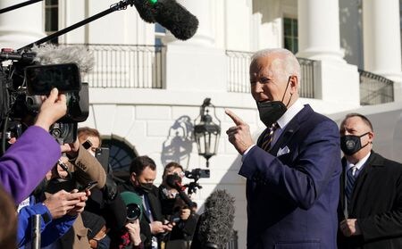 バイデン米大統領は１１日、新型コロナウイルスのオミクロン変異株流行で感染者が急増しているものの、米国がコロナとの戦いで正しい軌道に乗っていると自信を表明し、政府の対応を擁護した。写真はバイデン大統領（２０２２年　ロイター/Kevin Lamarque）