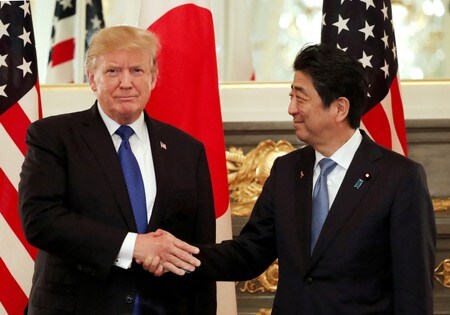 　１１月６日、安倍晋三首相はトランプ米大統領との会談後に共同記者会見を開き、緊迫状態が続く北朝鮮への対応を巡る日米の結束を改めて強調した。写真はワーキングランチの前に握手を交わす日米首脳（２０１７年　ロイター／Jonathan Ernst）