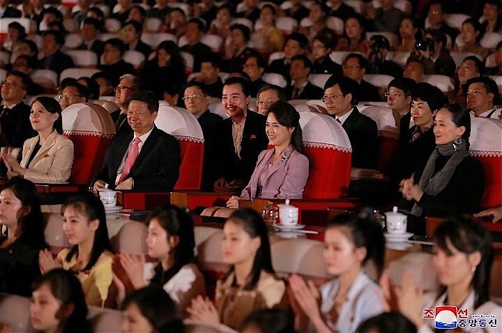 ４月１5日、北朝鮮の金正恩朝鮮労働党委員長は、訪朝した中国共産党中央対外連絡部の宋濤部長と宋氏が率いる中国芸術団を「温かく」歓迎した。写真はバレエを鑑賞する宋氏（中央左）と金委員長の李雪主夫人（中央右）、金委員長の妹の与正氏（左）。朝鮮中央通信提供（２０１８年　ロイター）