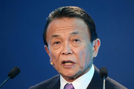 　４月９日、日銀の黒田東彦総裁が再任されたことをを受け、同総裁と安倍晋三首相、麻生太郎財務相（写真）、菅義偉官房長官、茂木敏充経済再生担当相が同日夕、会談した。米カリフォルニア州で昨年５月撮影（２０１８年　ロイター/Lucy Nicholson）