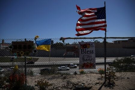 　４月１５日、米紙ワシントン・ポストが報じたところによると、ロシア政府は米国に対し、ウクライナへの武器供与を続ければ「予想不能な結果」が起きると外交文書で警告した。写真はロサンゼルスにはためく米国旗とウクライナ国旗。１３日撮影（２０２２年　ロイター/Shannon Stapleton）
