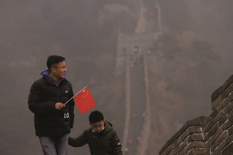 北京の濃いスモッグに覆われた万里の長城を歩く親子　CARLOS GARCIA RAWLINSｰREUTERS
