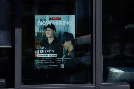 　米カリフォルニア州で４月１日、ファストフード店で働く従業員の最低賃金が時給２０ドルに引き上げられた。写真は同州の飲食店の求人広告。１日撮影（２０２４年　ロイター/Mike Blake）