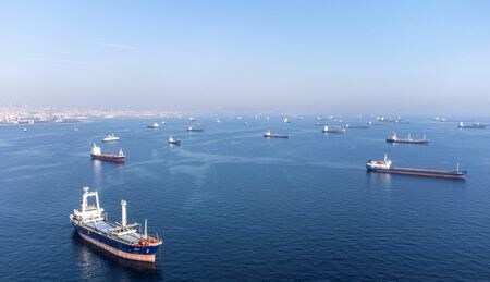 ３月２１日、米政府は、黒海の港からの安全なウクライナの穀物輸出に関する合意を５月半ば以降に延ばす条件として、ロシアが西側の制裁緩和を要求していることについて、ロシア産の農産物や肥料には何も制限を設けていないと反論した。写真は２０２２年１０月、ボスフォラス海峡を通過するタンカー（２０２３年　ロイター/Umit Bektas）
