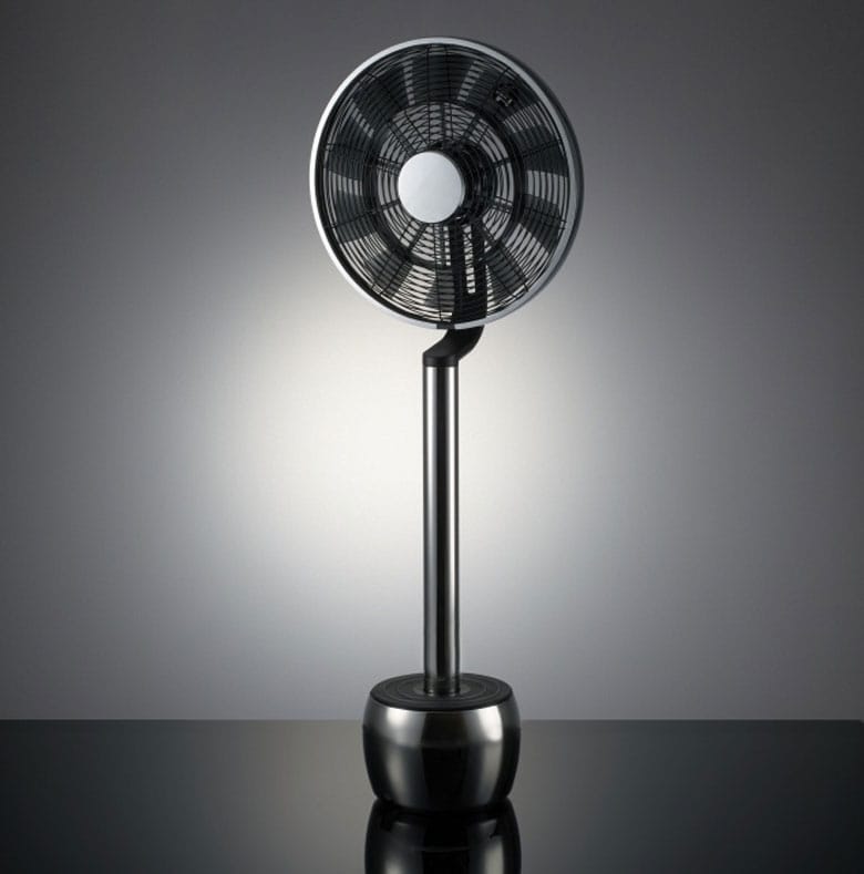 新潟県燕市の優れた技術によって磨かれたステンレスタイプ。￥86,400　※通常のホワイトモデルは￥54,000