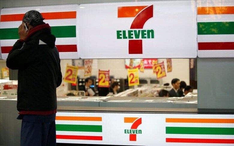 昨年までセブンイレブンの加盟店オーナーだった永尾潤さんは、フランチャイズ本部であるセブンーイレブン・ジャパンの持ち株会社セブン＆アイ・ホールディングスには経営責任の明確化などの変革が必要だとみており、カナダの小売大手アリマンタシォン・クシュタールによる買収提案が、そのきっかけになることを期待している。２０１７年１２月、東京で撮影（２０２４年　ロイター/Toru Hanai）