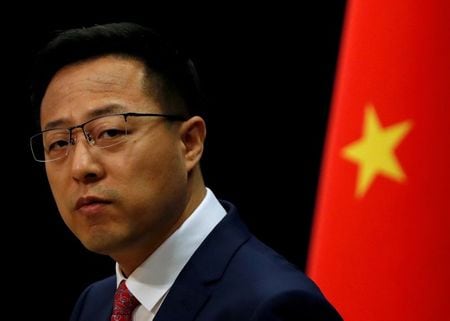 　７月１日、中国外務省は一部米国メディアの中国支局に対し、中国国内での活動に関する情報を７日以内に文書で提出するよう要請したと明らかにした。写真は趙立堅報道官。４月８日、北京で撮影（２０２０年　ロイター/Carlos Garcia Rawlins）