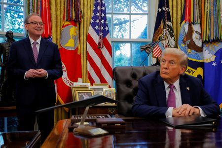 ホワイトハウス国家経済会議（ＮＥＣ）のハセット委員長（左）とトランプ米大統領。９月、ワシントンのホワイトハウスで撮影。REUTERS/Brian Snyder