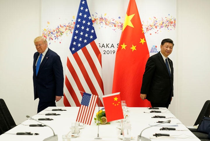 6月29日、G20開催中の大阪で会談したトランプ米大統領と中国の習近平国家主席　Kevin Lamarque -REUTERS