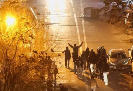 テヘランで反政府デモに参加する人々。1月8日撮影。WANA提供写真。REUTERS