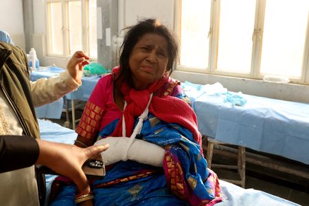 ヒマラヤにあるジャンムー・カシミール地方の景勝地パハルガムで、武装勢力とみられる集団が観光客に発砲し、少なくとも２０人が死亡した恐れがある。写真は２２日、病院で手当てを受ける負傷者（２０２５年　ロイター/Stringer）