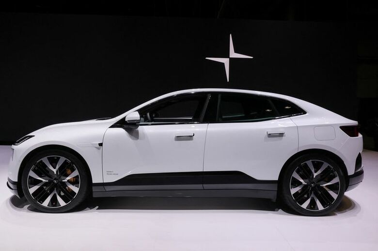 写真は電気ＳＵＶ「ポールスター４」。米国で開催されたニューヨーク国際自動車ショーで２０２４年３月撮影。REUTERS/Brendan McDermid
