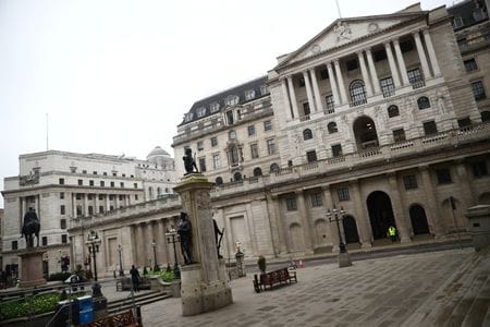 イングランド銀行（英中央銀行、写真）は１３日、最新の金融安定報告書を公表し、インフレと借入コストの上昇が家計と企業を「大きく圧力」すると警告した。２０２０年３月撮影（２０２２年　ロイター/Hannah McKay）