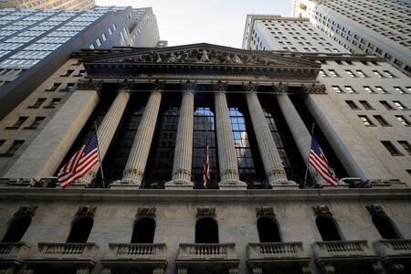１２月２日、    米国株式市場ではＳ＆Ｐ総合５００種が終値での最高値を更新する一方、ナスダック総合は小反落して取引を終えた。ニューヨーク証券取引所で１１月撮影（２０２０年　ロイター/Brendan McDermid）