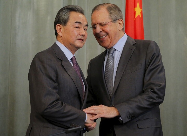 今年3月、中国の王毅外相（左）とロシアのラブロフ外相　Maxim Shemetov-REUTERS