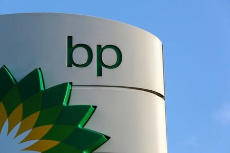 　英石油大手ＢＰは気候変動対策に関する方針の不一致を理由に、米国の石油精製ロビー団体、米燃料石油化学製造者協会（ＡＦＰＭ）および他の２つの米業界団体から脱退する方針を発表した。写真はＢＰのロゴ。ロンドンで２０１５年１月撮影（２０２０年　ロイター／Luke MacGregor）