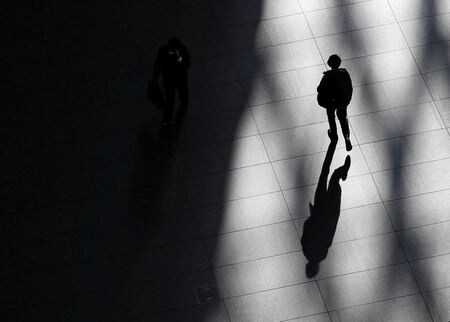 　内閣府が６日公表した１０月の景気動向指数（速報値、2015年＝100）は、指標となる一致指数は前月比5.6ポイント低下した。写真は１月、都内で撮影（２０１９年　ロイター／Issei Kato）