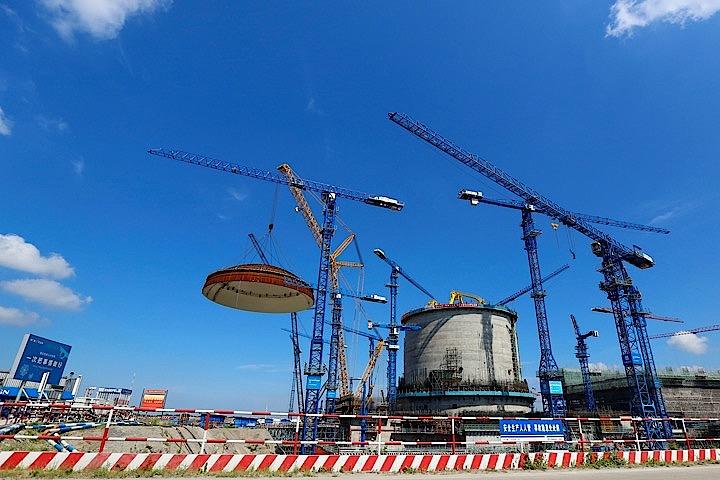 写真は中華人民共和国江蘇省連雲港市で建設中の田湾原子力発電所3号機。China Daily via REUTERS