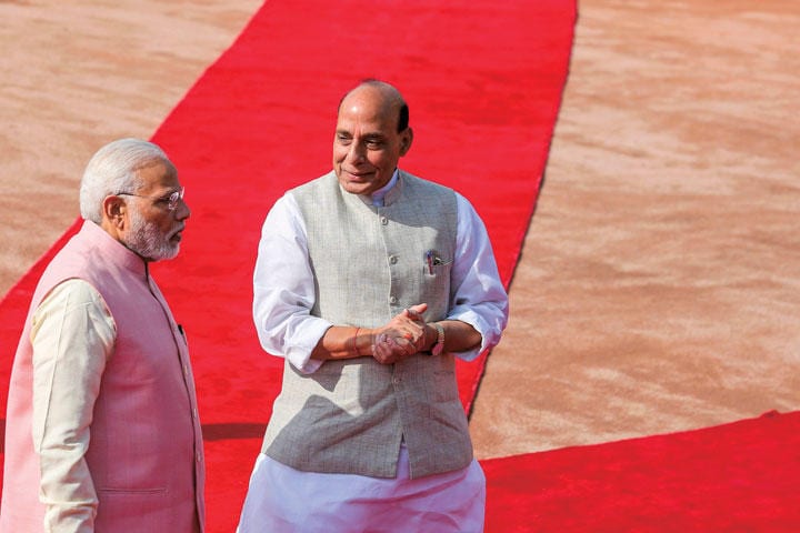 モディ首相（左）とシン国防相は新たな核政策を模索するのか　AP/AFLO