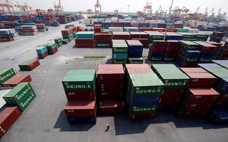 ベトナム統計総局が２９日発表した８月の貿易統計（暫定値）は、輸出が前年同月比７．６％減の３２３億７０００万ドルとなった。６カ月連続のマイナスで、海外需要の低迷や米連邦準備理事会（ＦＲＢ）の金融引き締めが響いた。ベトナムのハイフォン市の港で２０１８年７月撮影（２０２３年　ロイター/Kham）