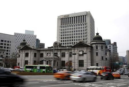　４月９日、韓国銀行（中央銀行）は、政策金利を過去最低の０．７５％に据え置いた。写真は韓国銀。ソウルで２０１６年３月撮影（２０２０年　ロイター／Kim Hong-Ji）