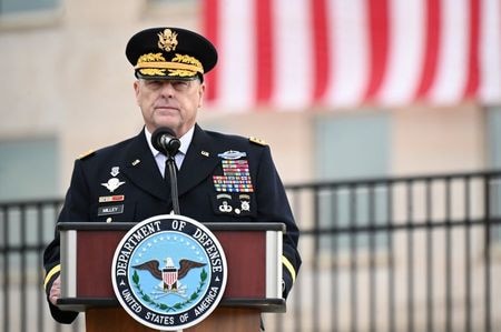 　米軍の統合参謀本部は１月１２日、先週のトランプ大統領支持者による連邦議会議事堂乱入は米国の憲法手続きに対する直接的攻撃で、法に違反していると非難した。写真はミリー統合参謀本部議長、２０２０年９月にバージニア州で撮影（２０２１年　ロイター/Erin Scott）