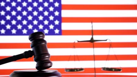 　米バージニア州の連邦地裁は２１日、連邦捜査局（ＦＢＩ）が国防総省の機密情報漏えいに関する捜査の一環でワシントン・ポストの女性記者の自宅を捜索した際に押収した資料について、連邦検察が調べることを一時的に認めない判断を下した。米国旗のイラストレーション写真(２０２６年　ロイター/Dado Ruvic/Illustration)