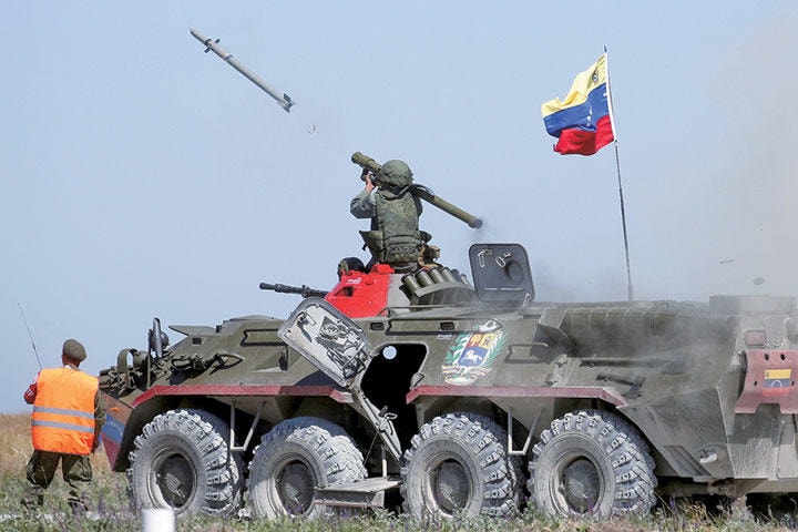 ロシア製の発射装置で地対空ミサイルを放つベネズエラ兵士　Maximm ZmeyevーREUTERS
