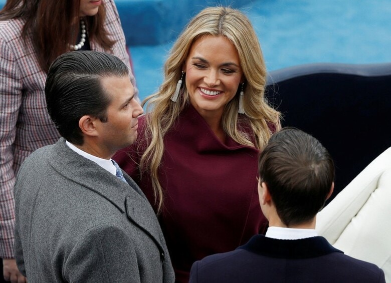 ２月１２日、トランプ米大統領の長男ドナルド・トランプ･ジュニア氏（左）の妻、バネッサさん（中央）が、マンハッタンのアパートで正体不明の白い粉が入った郵便物を開封した後に気分が悪くなり、病院に搬送された。ワシントンで昨年１月撮影（２０１８年　ロイター/Brian Snyder）