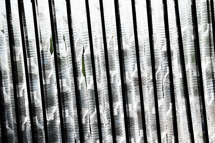 エリザベス英女王はバッキンガム宮殿など王室施設でプラスチック製品の使用を廃止する指示を出した（写真はイベントで展示されたペットボトルのインスタレーション）　Dylan Martinez-REUTERS