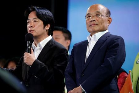 　７月１日、台湾の蘇貞昌・行政院長（首相、写真右）は、香港の自由は「消滅」したと発言、中国は香港の一国二制度を返還後５０年不変とする約束を果たしていないと述べた。台北市で２０１８年１１月撮影（２０２２年　ロイター／Ann Wang）