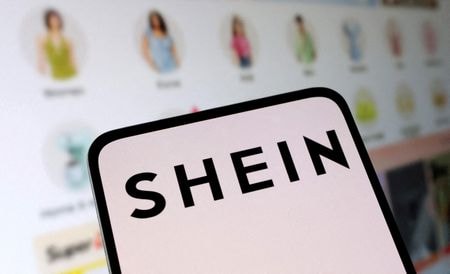 　６月５日、欧州の消費者保護団体ＢＥＵＣは、中国発の衣料ネット通販「ＳＨＥＩＮ（シーイン）」がアプリやウェブサイトでより多くの買い物をさせることを狙った「ダークパターン」と呼ばれる手法を用いているとして、欧州委員会に苦情を申し立てた。写真はシーインのロゴとサイト画面のイメージ。２０２４年５月撮影（２０２５年　ロイター/Dado Ruvic）