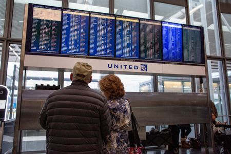 　１月１２日　米連邦航空局（ＦＡＡ）が１１日にシステム障害で国内線の出発便全便の運航を一時停止した問題で、デルタ航空、ユナイテッド航空、サウスウエスト航空など大手航空各社は１２日の通常運航再開を見込んでいると表明した。写真は１１日、シカゴ・オヘア国際空港で撮影（２０２３年　ロイター／Jim Vondruska）