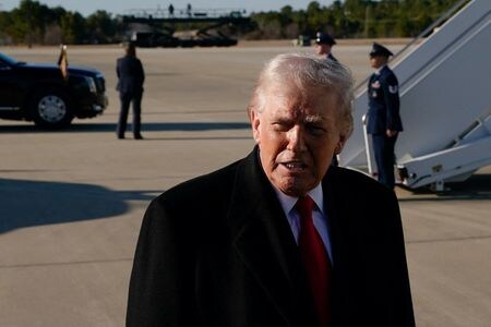 　２月１８日、環境保護や生物多様性、公衆衛生の団体は、トランプ米政権（写真）が温室効果ガス規制の法的根拠を撤回したことに反発しコロンビア特別区連邦控訴裁判所に提訴した。写真は、米ノースカロライナ州フォートブラッグ陸軍基地で１３日撮影（２０２６年　ロイター/Elizabeth Frantz）