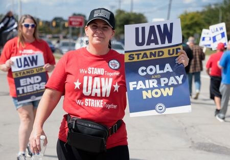 全米自動車労組（ＵＡＷ）は１５日、米３大自動車メーカー（ビッグ３）との労使交渉を１６日に再開する方針。１５日には３社の３工場で史上初の一斉ストライキを行った。写真は９月１５日、米ミシガン州でストライキに参加するＵＡＷに加盟する労働者ら（２０２３年　ロイター／Rebecca Cook）