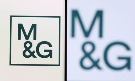 　５月１３日、英国の主要年金基金は英国の企業やインフラに追加投資することを約束した。写真はＭ＆Ｇのロゴのイメージ。２０２１年１２月撮影（２０２５年　ロイター/Dado Ruvic）