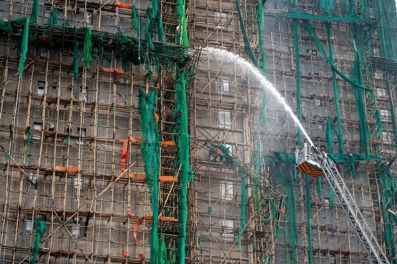 消火活動の様子　Vernon Yuen/Nexpher Images/Sipa USA-shutterstock