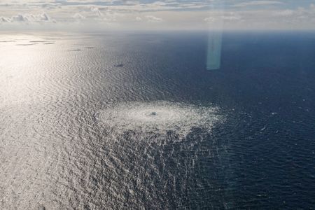 　ロシア政府は昨年９月に起きたロシアと欧州を結ぶ天然ガスの海底パイプライン「ノルドストリーム」の爆破について、損害賠償を求める可能性がある。写真は昨年９月、デンマーク・ボーンホルム島で撮影した、「ノルドストリーム２からのガス漏れ。提供写真（２０２３年　ロイター／Danish Defence Command/Forsvaret  Ritzau Scanpix/via REUTERS）