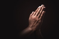 「病院に行かせてくれない」「祈れば治ると言われる」──宗教2世が体験した医療ネグレクトの数々