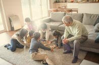 子育て年齢の上昇で日本社会の何が変わる?