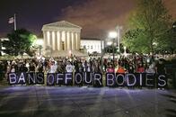 「BANS OFF OUR BODIES 私たちの体を規制するな」保守化する米最高裁前で抗議