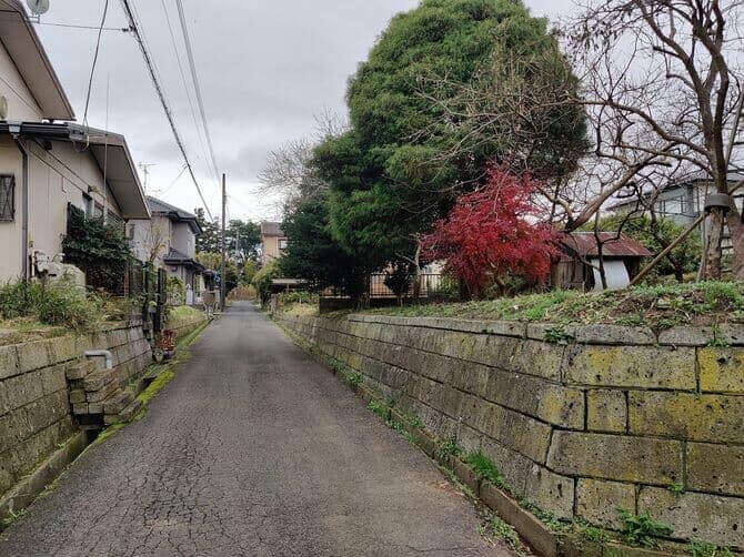 古い住宅地にある擁壁のある土地