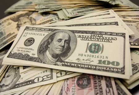 　１０月２９日、ドル／円<JPY=EBS>は上値が重い展開が続いている。２８日に発表された米連邦公開市場委員会（ＦＯＭＣ）の声明文はタカ派的と受け止められたが、１２月米利上げが現実にあるかどうか経済指標次第との見方が多い。都内で２００９年１１月撮影（２０１５年　ロイター/Yuriko Nakao）