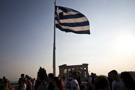 ８月８日、フィンランドのソイニ外相は第３次ギリシャ支援に参加しない可能性があるとの考えを示した。アテネで７月撮影（２０１４年　ロイター/RONEN ZVULUN）